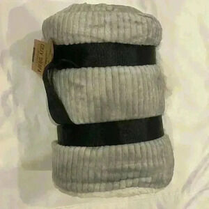 Northeast Outfitters Cozy Cabin Ribbed Sherpa Blanket